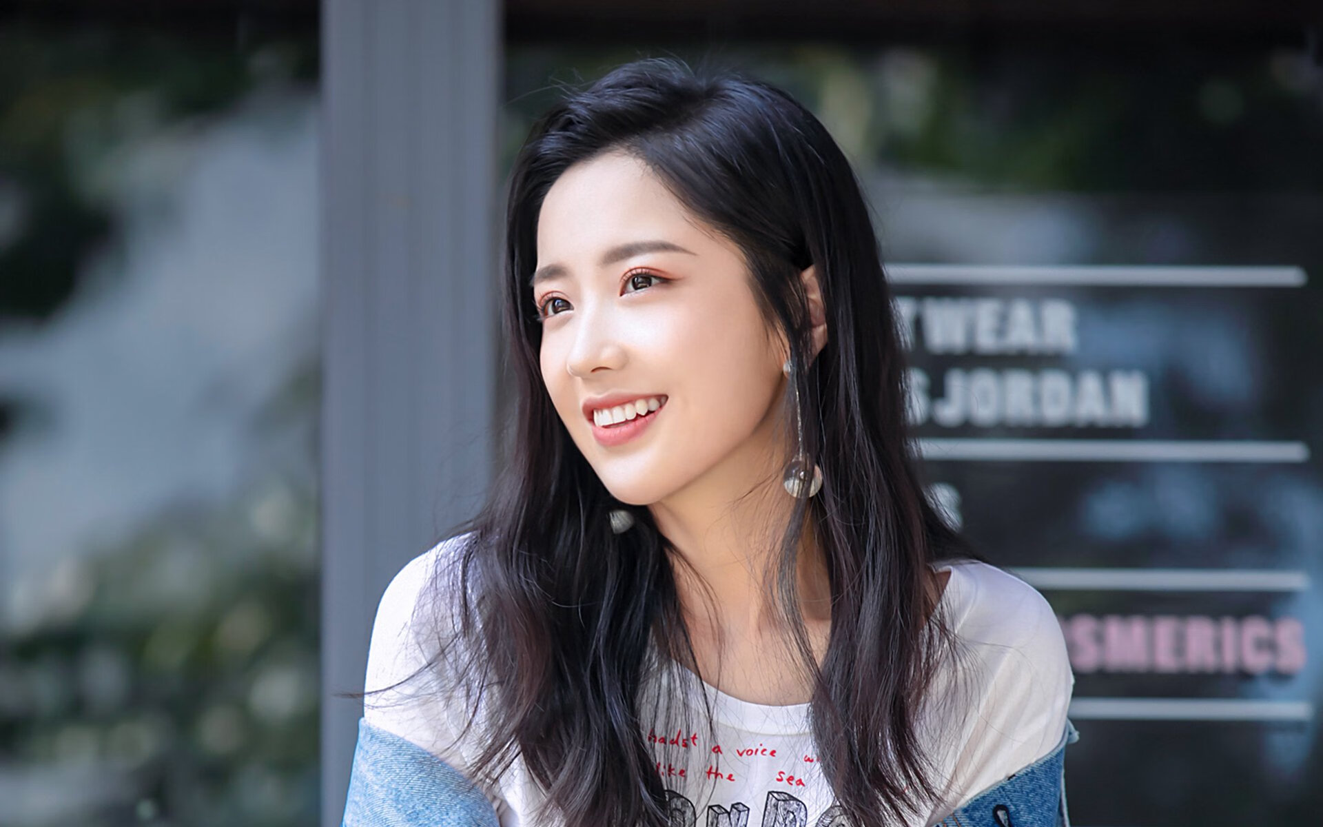 社交账号晒出队员幕后备战花絮引发球迷大量转发评论